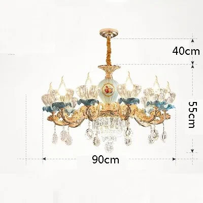 Lustre baroque en cristal avec structure métallique suspendue.
