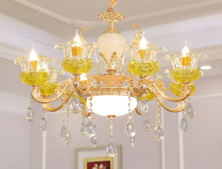 Lustre cristal ancien européen, éclairage luxueux pour décoration intérieure.