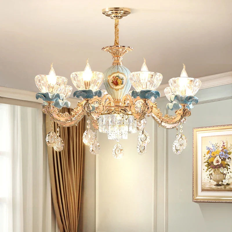 Lustre baroque en cristal avec structure métallique suspendue.