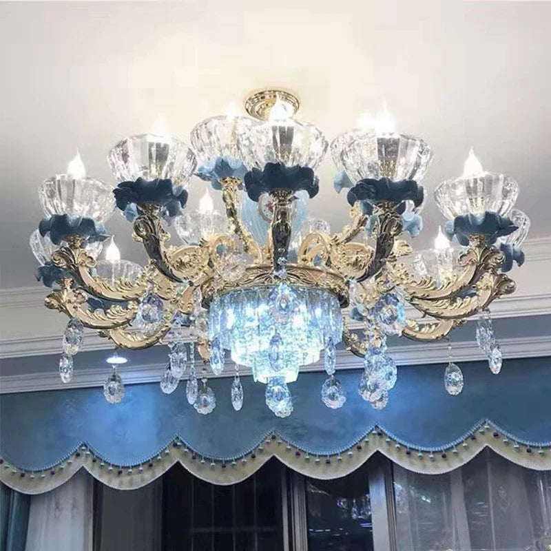 Lustre baroque en cristal avec structure métallique suspendue.