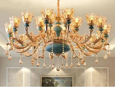 Lustre baroque en cristal et céramique pour un éclairage élégant.