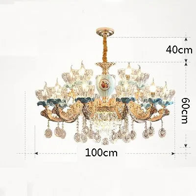 Lustre baroque en cristal avec structure métallique suspendue.
