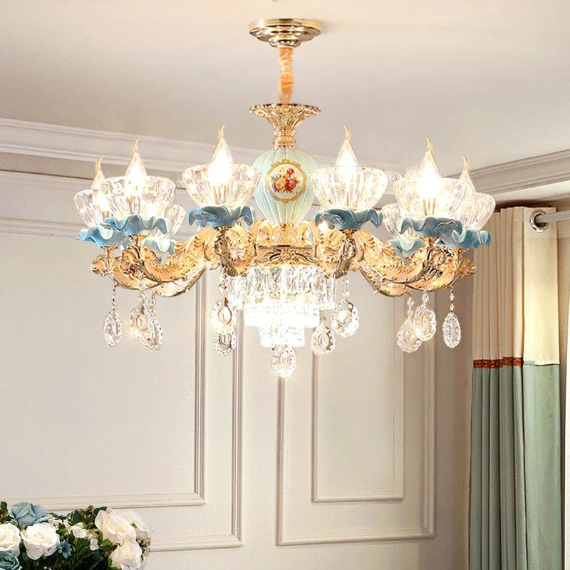 Lustre baroque en cristal avec structure métallique suspendue.