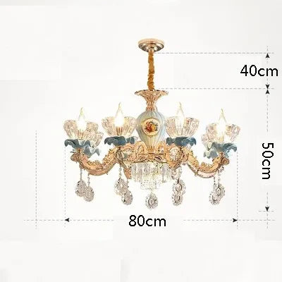 Lustre baroque en cristal avec structure métallique suspendue.