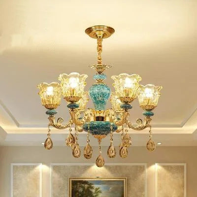 Lustre baroque en cristal et céramique pour un éclairage élégant.