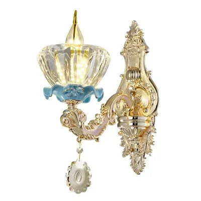 Lustre baroque en cristal avec structure métallique suspendue.