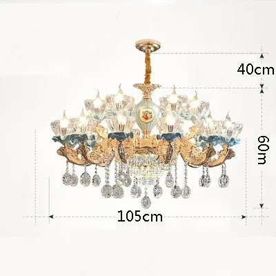 Lustre baroque en cristal avec structure métallique suspendue.