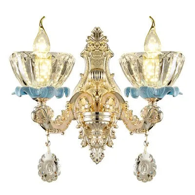 Lustre baroque en cristal avec structure métallique suspendue.