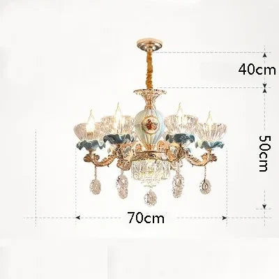 Lustre baroque en cristal avec structure métallique suspendue.