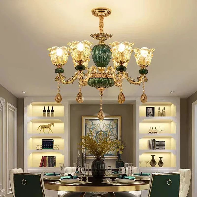 Lustre baroque en cristal avec pampilles élégantes pour décor raffiné.