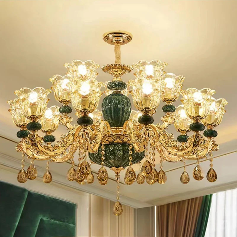 Lustre baroque en cristal avec pampilles élégantes pour décor raffiné.