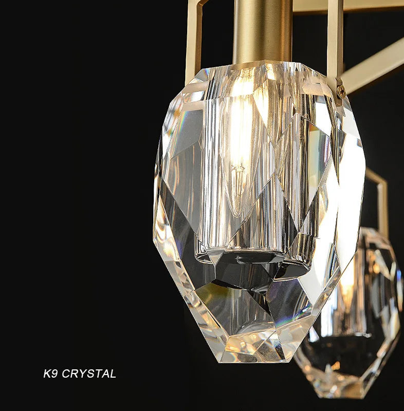 Lustre en cristal moderne avec abat-jour élégant et design sophistiqué.