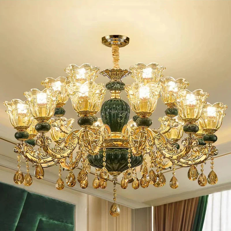 Lustre baroque en cristal avec pampilles élégantes pour décor raffiné.