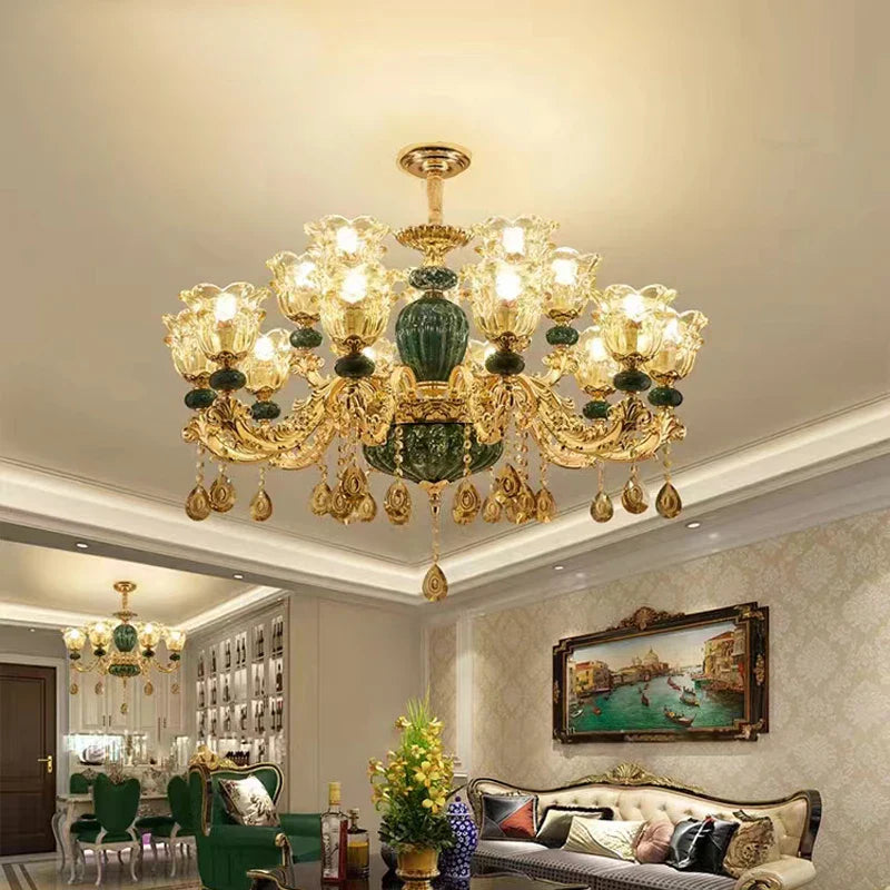 Lustre baroque en cristal avec pampilles élégantes pour décor raffiné.