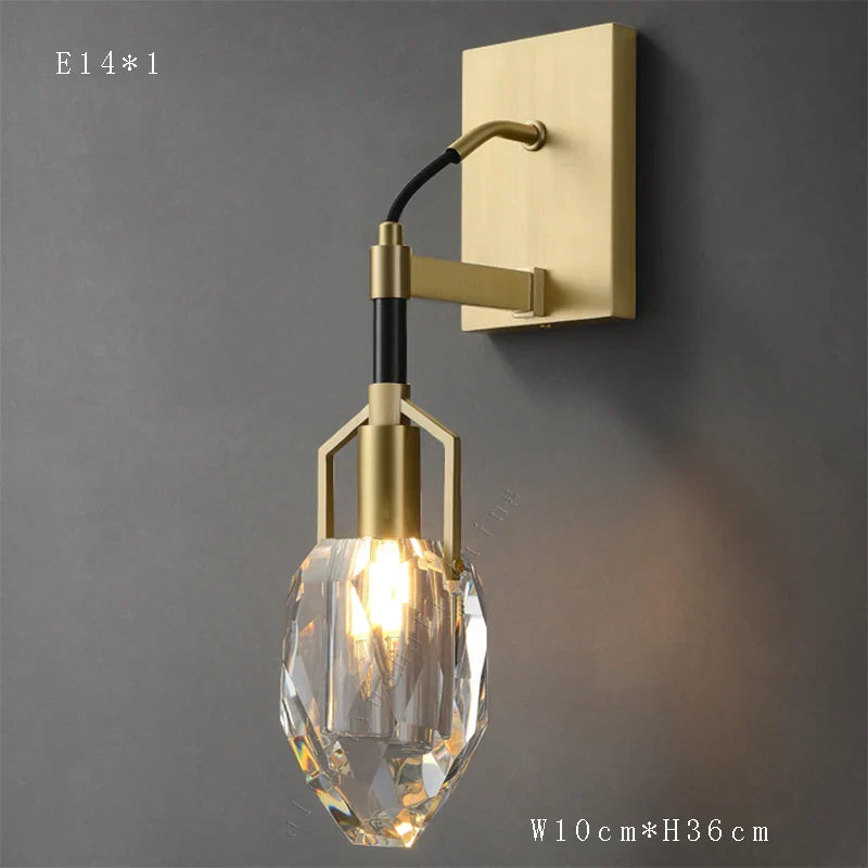 Lustre en cristal moderne avec abat-jour élégant et design sophistiqué.