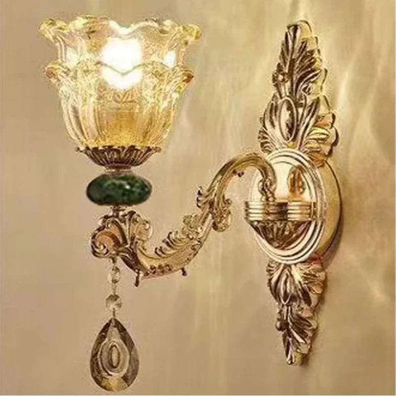 Lustre baroque en cristal avec pampilles élégantes pour décor raffiné.