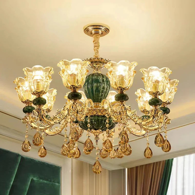 Lustre baroque en cristal avec pampilles élégantes pour décor raffiné.