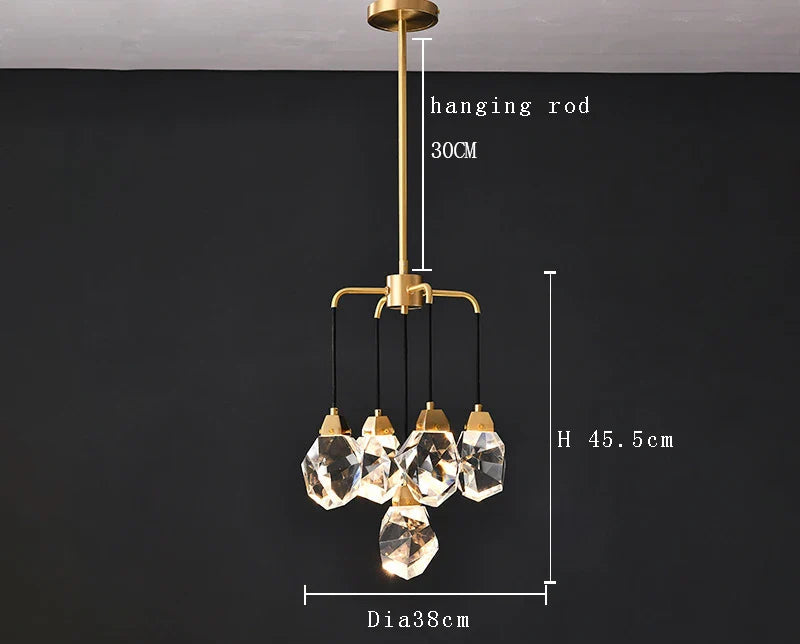 Lustre en cristal moderne avec abat-jour élégant et design sophistiqué.