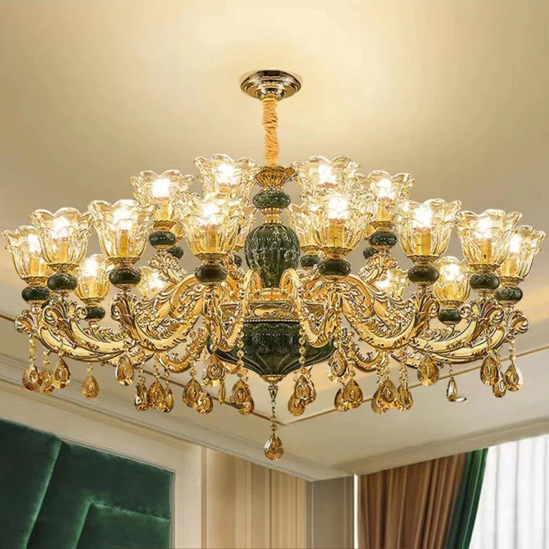 Lustre baroque en cristal avec pampilles élégantes pour décor raffiné.