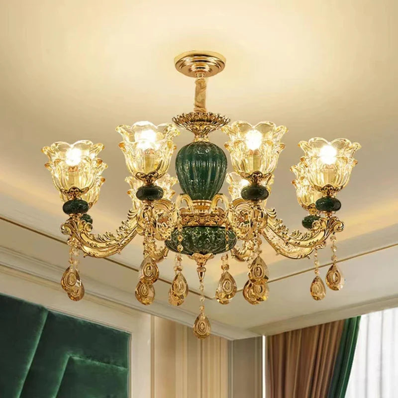 Lustre baroque en cristal avec pampilles élégantes pour décor raffiné.