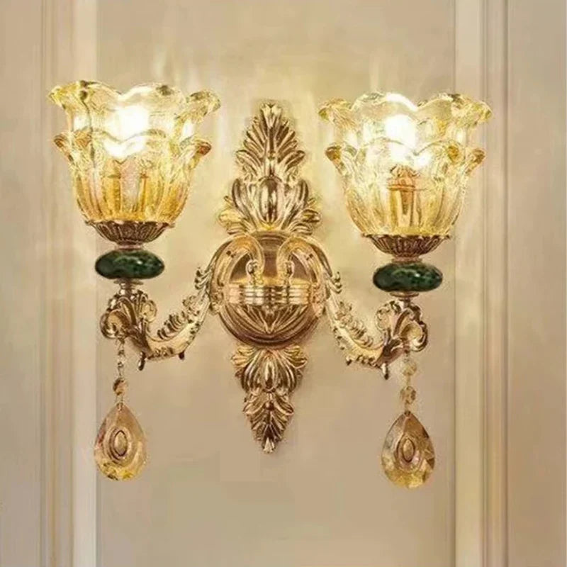 Lustre baroque en cristal avec pampilles élégantes pour décor raffiné.