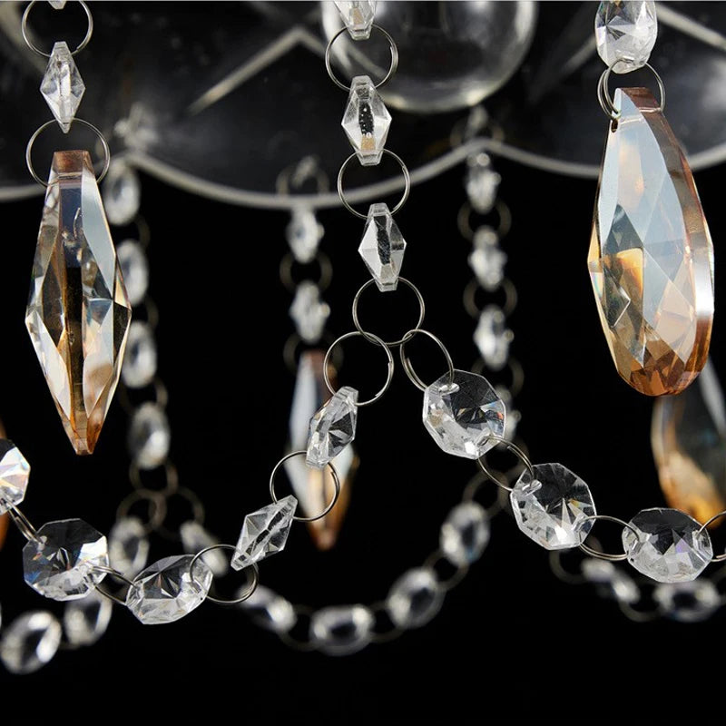 Lustre art déco en cristal avec éclairage LED et structure luxueuse pour intérieur