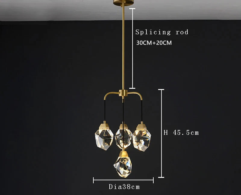 Lustre en cristal moderne avec abat-jour élégant et design sophistiqué.