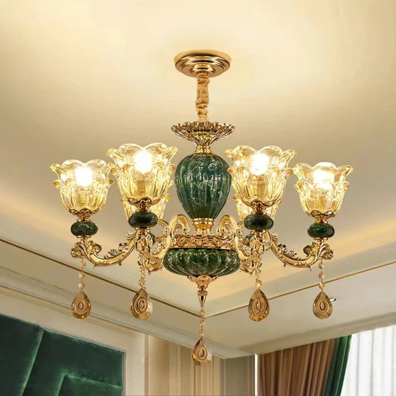 Lustre baroque en cristal avec pampilles élégantes pour décor raffiné.
